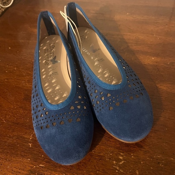 NWT Elegant Blue leather Suede Flats with Cutout Design 7.5 (38) Italian made